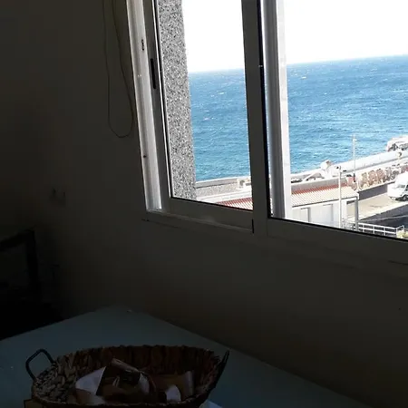 Breakfast In Port 20 Mt From Sea